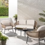 Θεματική εικόνα για ρατάν, wicker, bamboo ή ψάθα. Σετ σαλόνι κήπου με καναπέ και πολυθρόνες από υλικό ρατάν.
